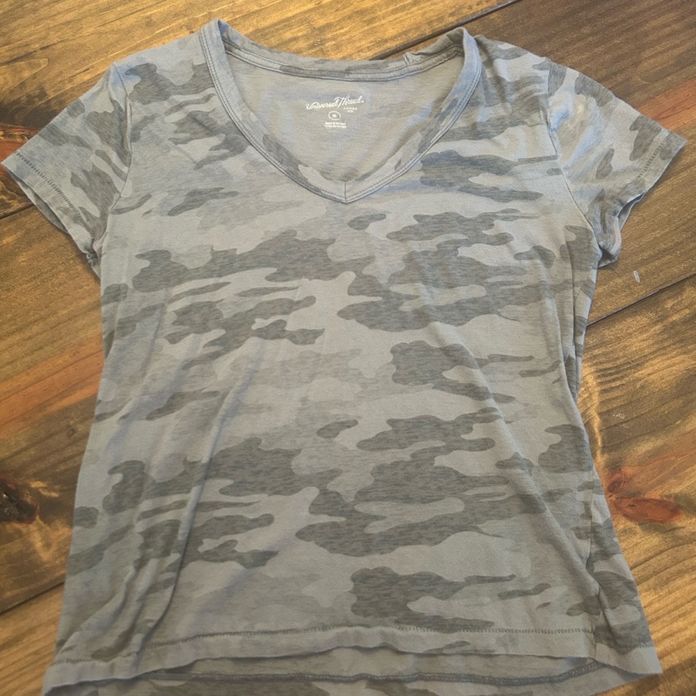 ✨Universal Thread Gray Camo V-Neck Tee